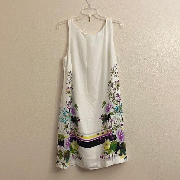 👗🌺🌸WORTHINGTON WHITE FLORAL DRESS WITH A ZIPPER IN THE BACK 👗 - Picture 3 of 9